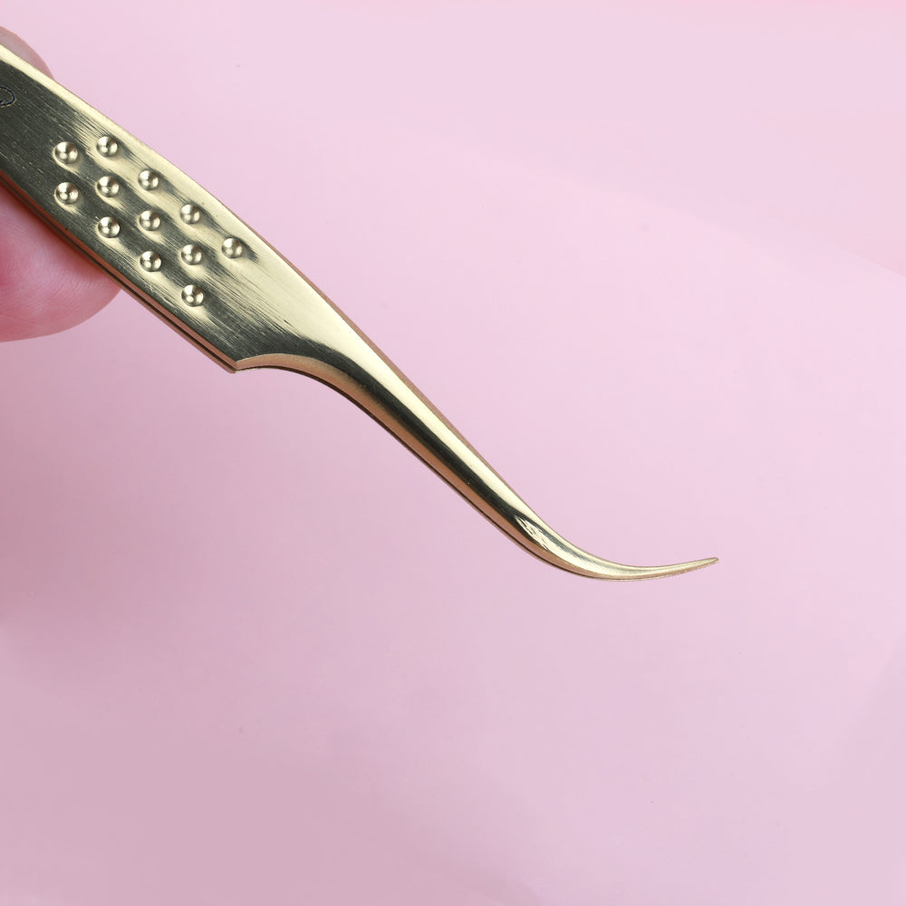 Curved Isolation Tweezer from Beautee Bar